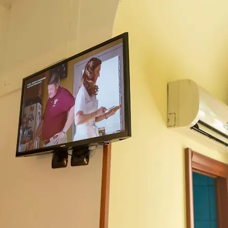 Tiny Steps To Piazza Di Spagna